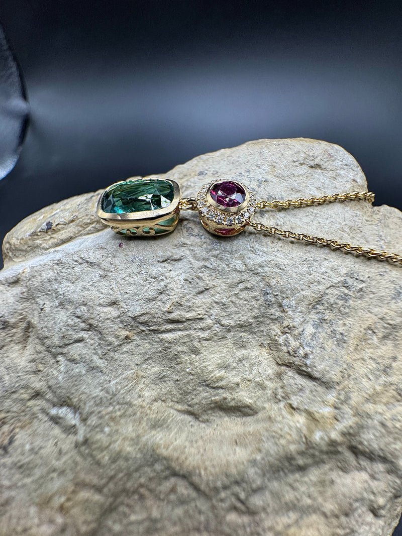 Leuchtender Anhänger in 14 Karat Gelbgold mit Rubin, Turmalin & Brillanten