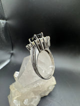 Eleganter Ring in 14 Karat Weißgold mit blauem Saphir & Brillanten