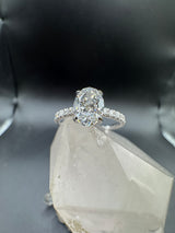 Wunderschöner Ring in 18 Karat Weißgold mit ovalem Brillanten & Pavé-Besatz