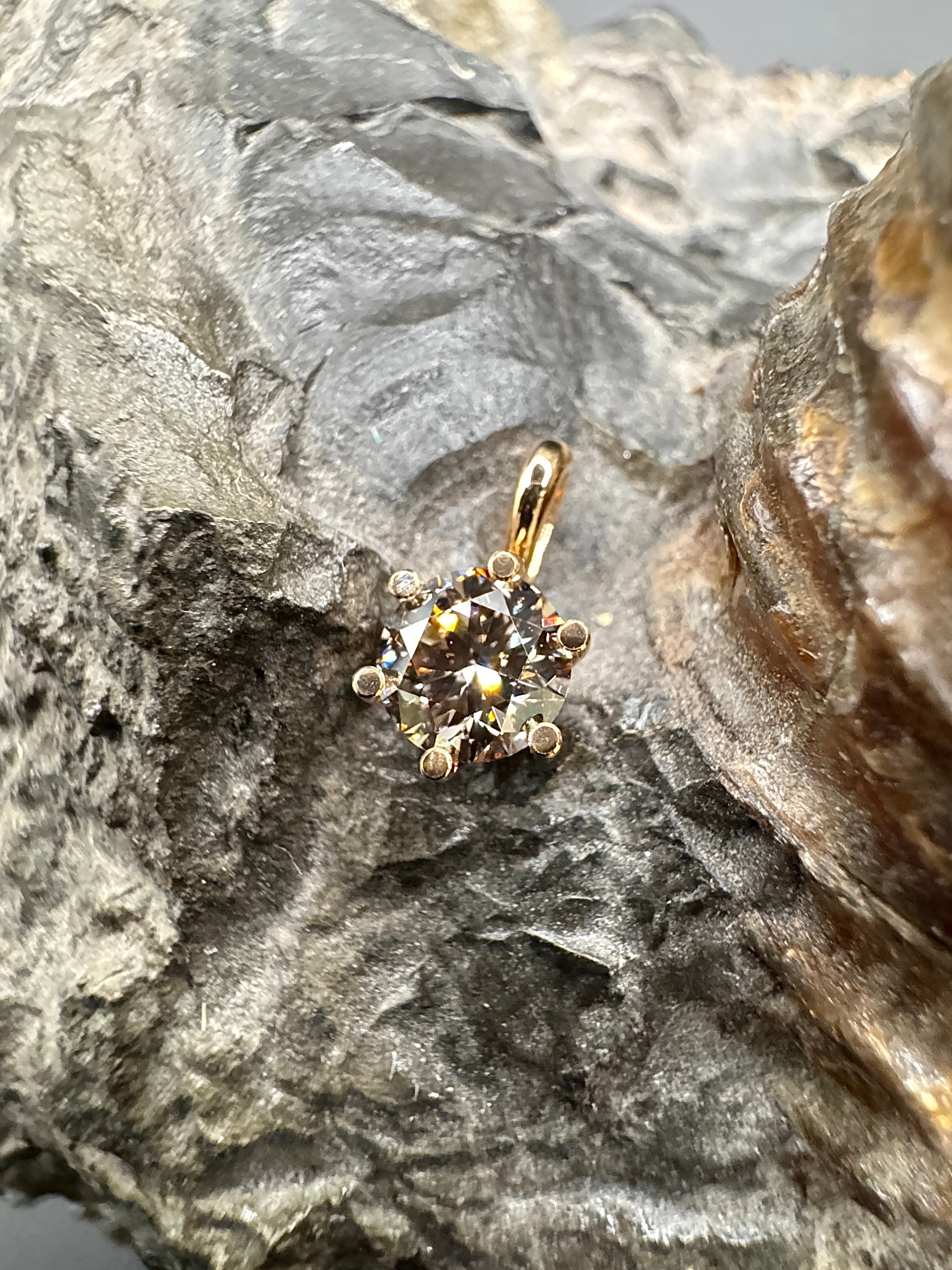 Modern Solitaire Pendant in 18K Rose Gold with Large Brilliant-cut Diamond