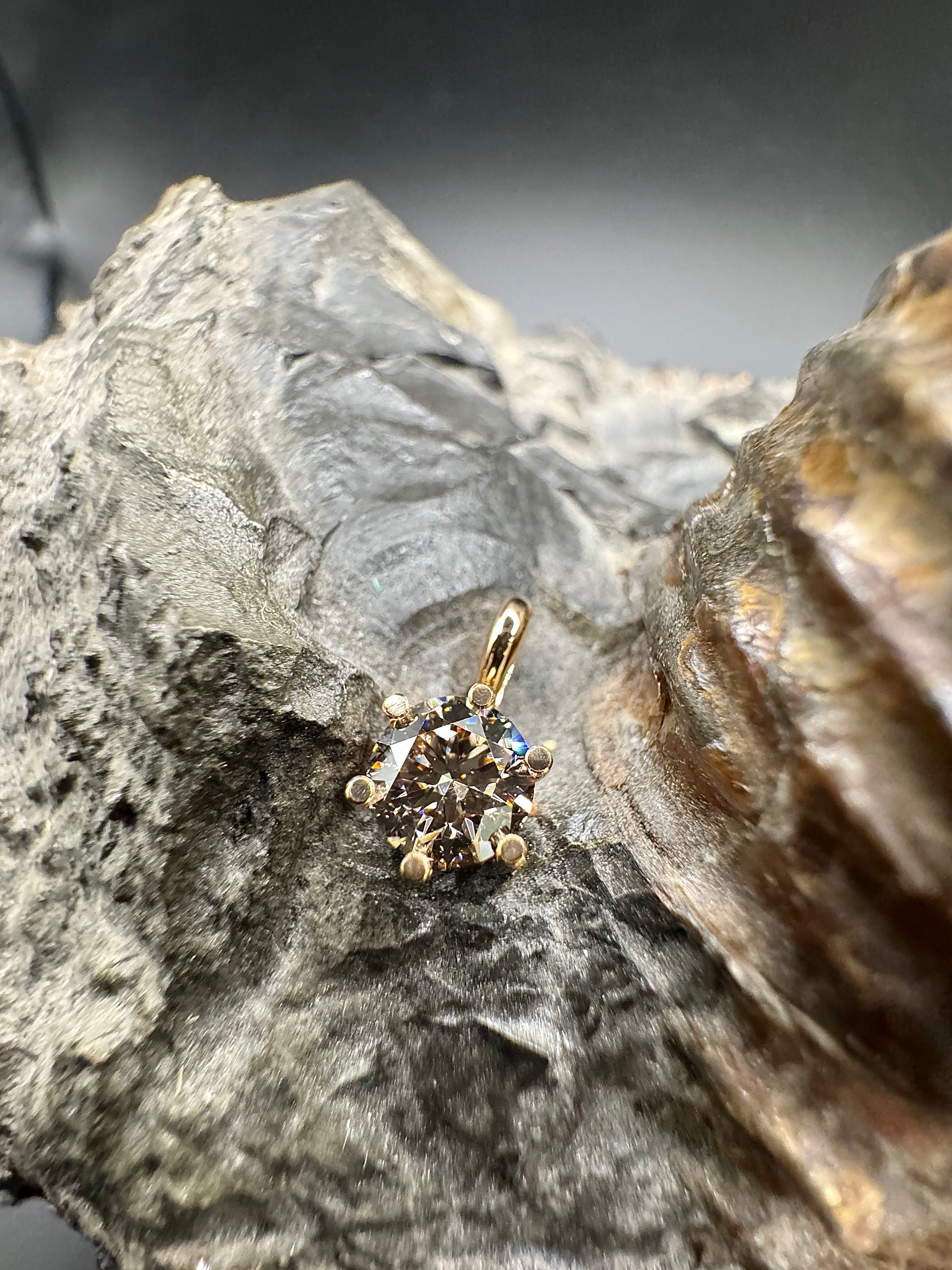 Modern Solitaire Pendant in 18K Rose Gold with Large Brilliant-cut Diamond