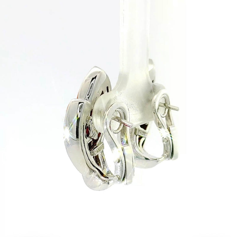 Hochwertige Ohrringe in 18 Karat Weißgold mit handgeschnitzter Koralle