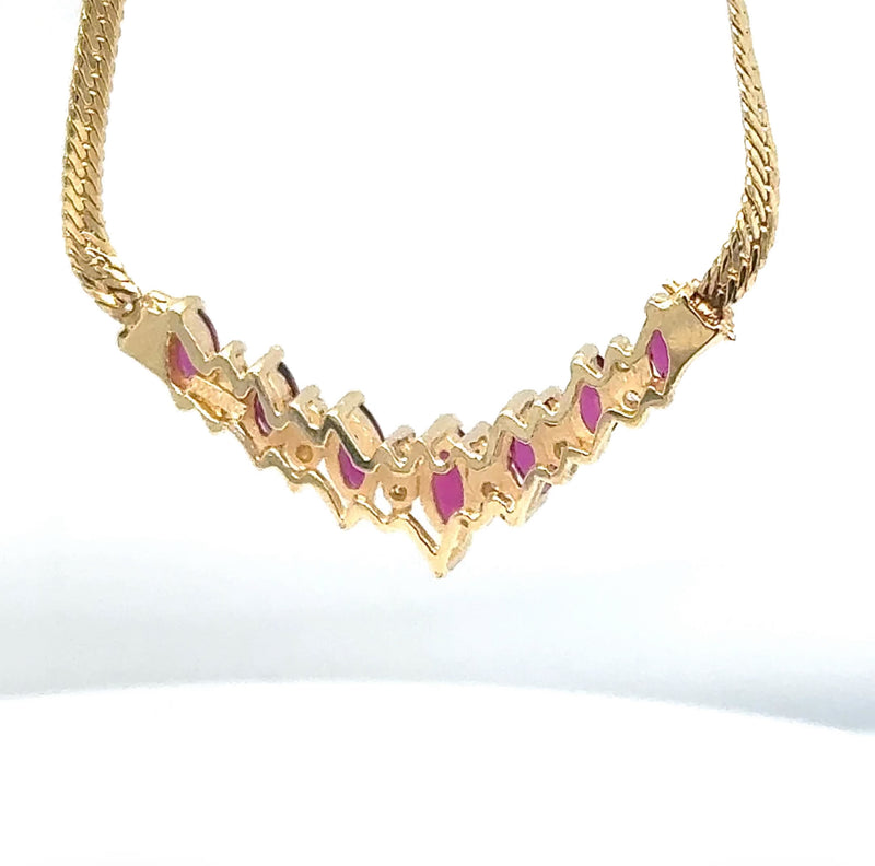 Stilvolles Rubin-Collier in 14 Karat Gelbgold mit Brillanten