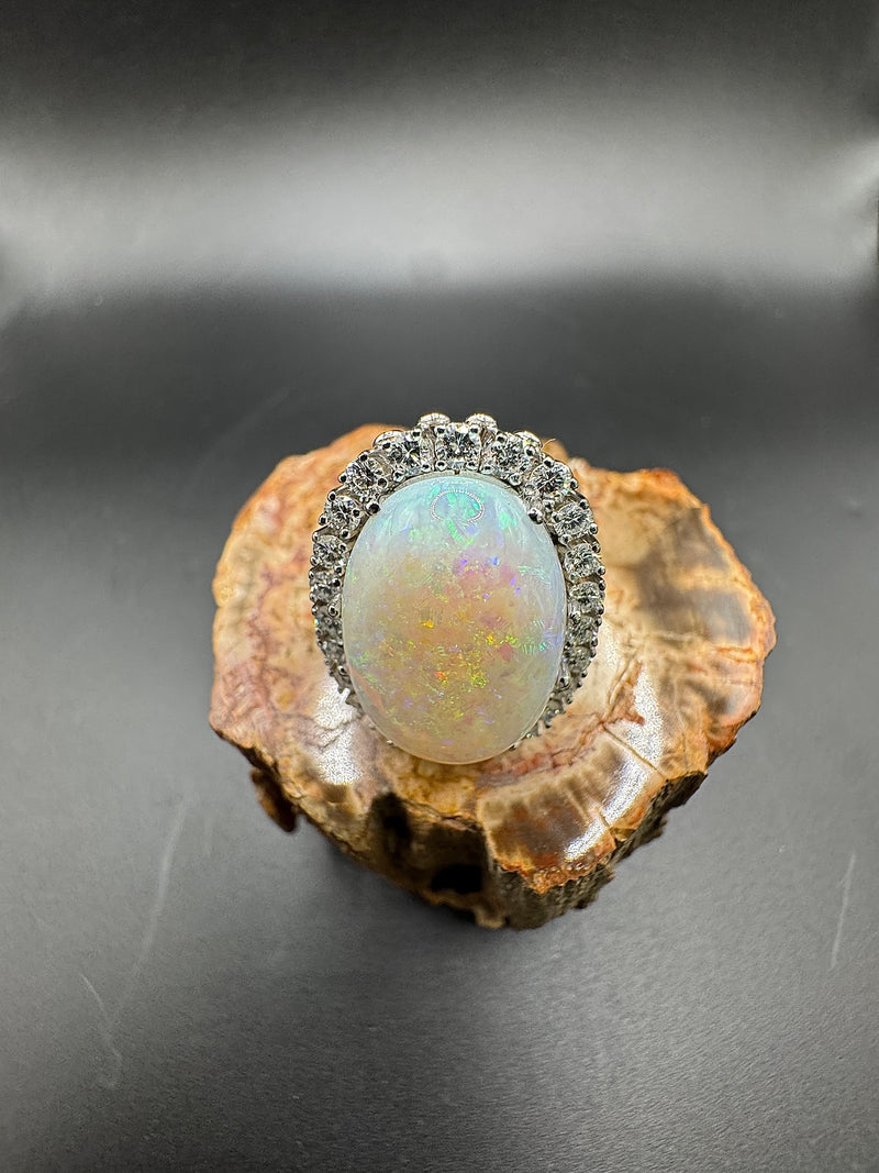 Hochfeiner Cocktailring in 18 Karat Weißgold mit austral. Opal & Brillanten