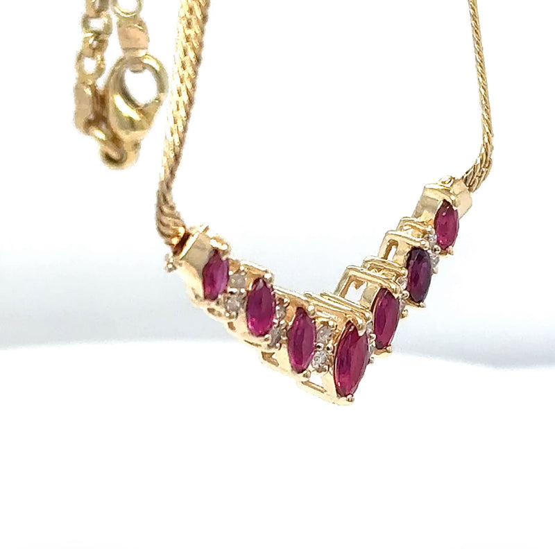 Stilvolles Rubin-Collier in 14 Karat Gelbgold mit Brillanten