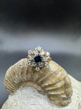 Verspielter Ring in 14 Karat Gelb- und Weißgold mit Saphir & Brillanten