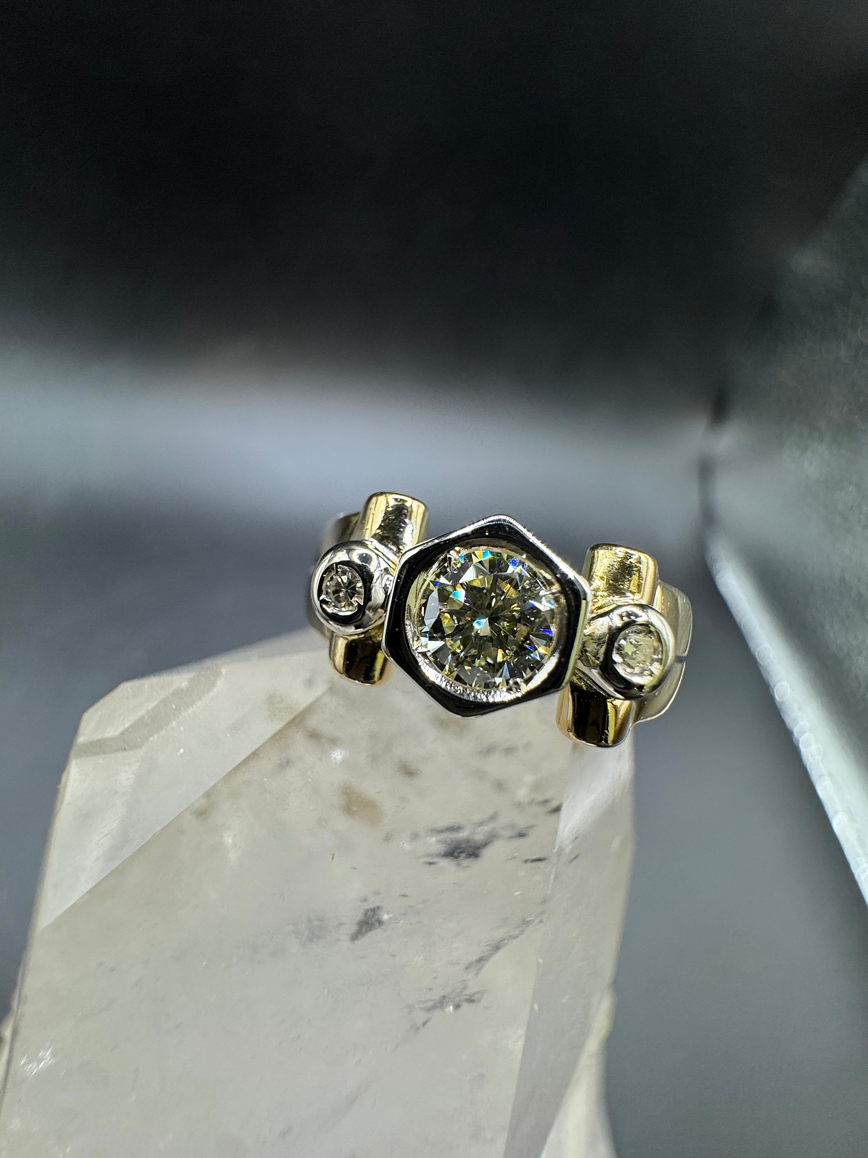 Eleganter Bicolor-Ring in 18 Karat Gold mit großem Brillant & Diamanten