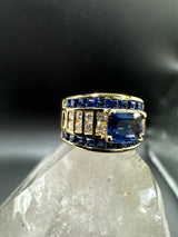Ausgefallener Ring in 18 Karat Gelbgold mit leuchtend blauen Saphiren und Brillanten