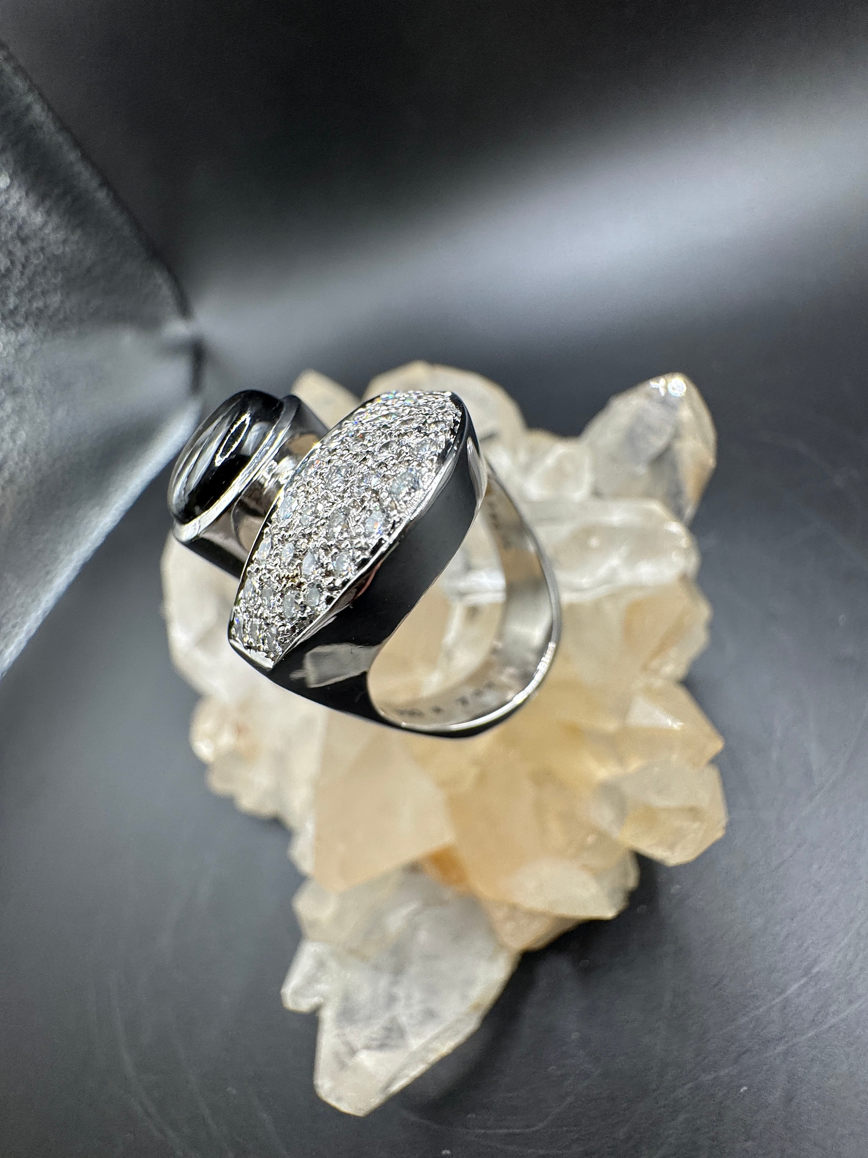 Handgemaakte witgouden ring van 18 karaat met briljant geslepen diamanten &amp; maansteen
