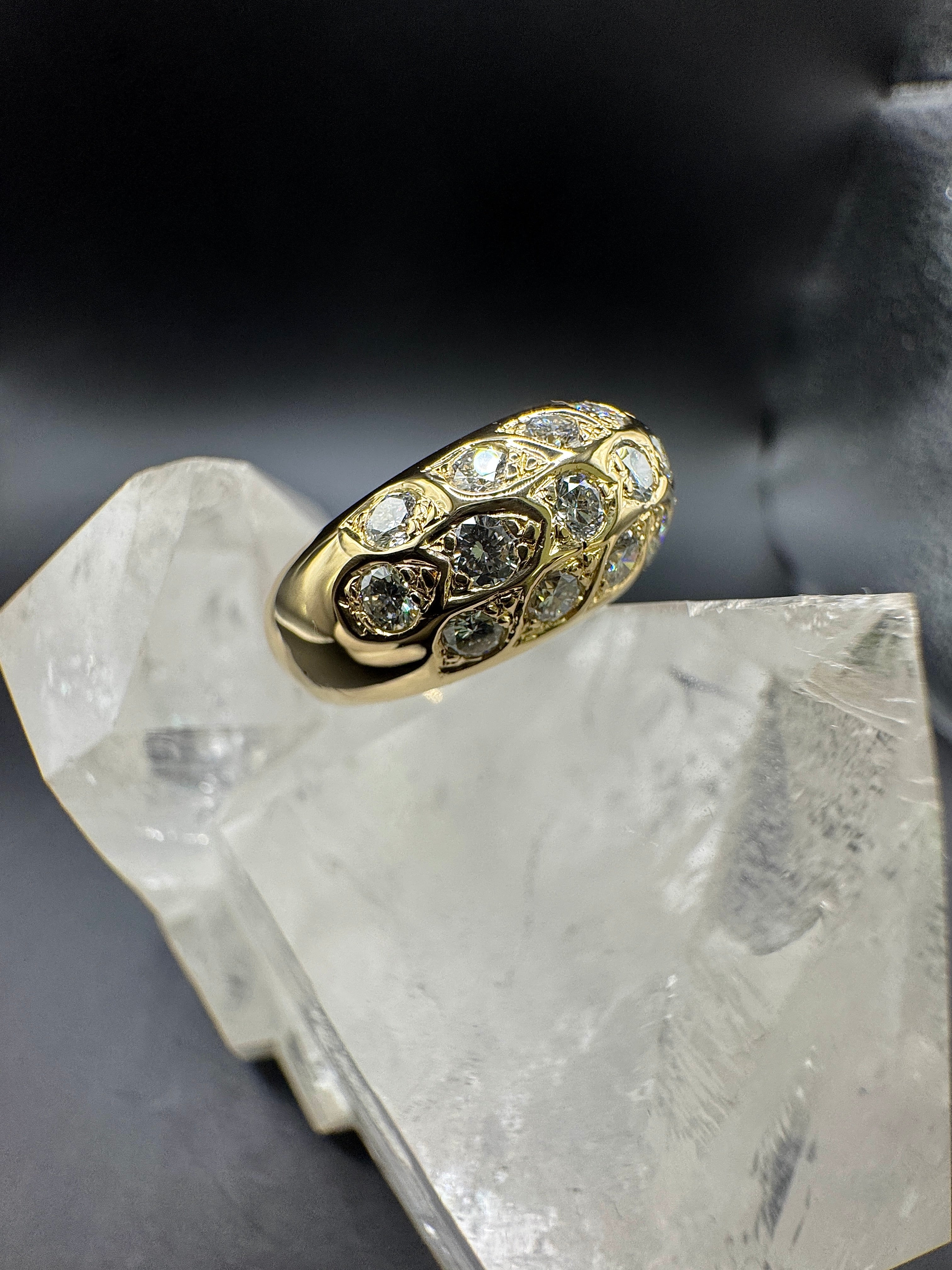 Stilvoller & breiter Ring in 18 Karat Gelbgold mit feinen Brillanten