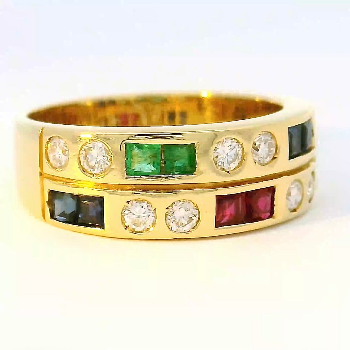 Eleganter Ring in 18 Karat Gelbgold mit Smaragd, Rubin, Saphir & Brillanten