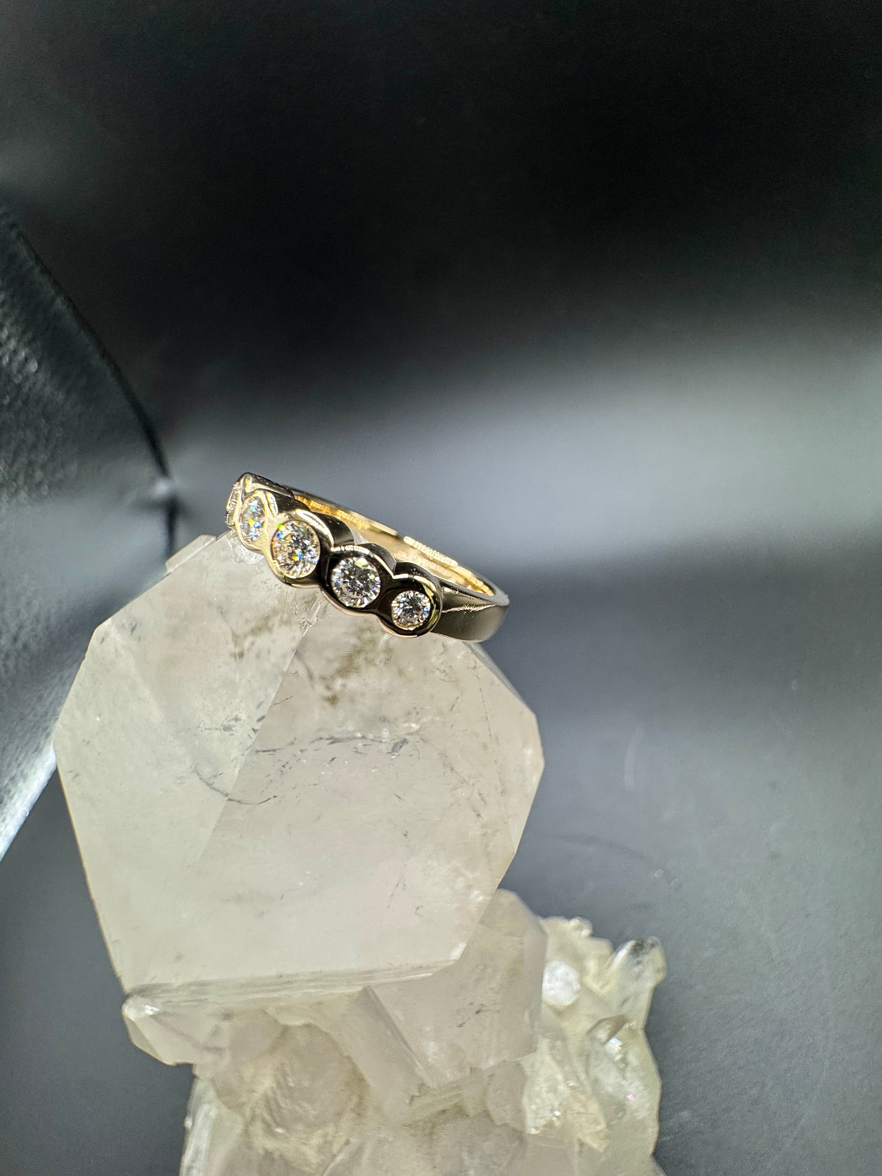 Massiver Halbmemory Ring in 14 Karat Gelbgold mit feinen Brillanten