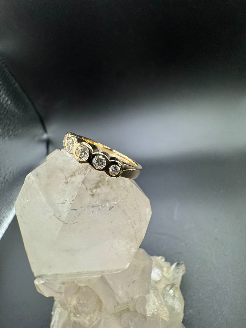 Massiver Halbmemory Ring in 14 Karat Gelbgold mit feinen Brillanten