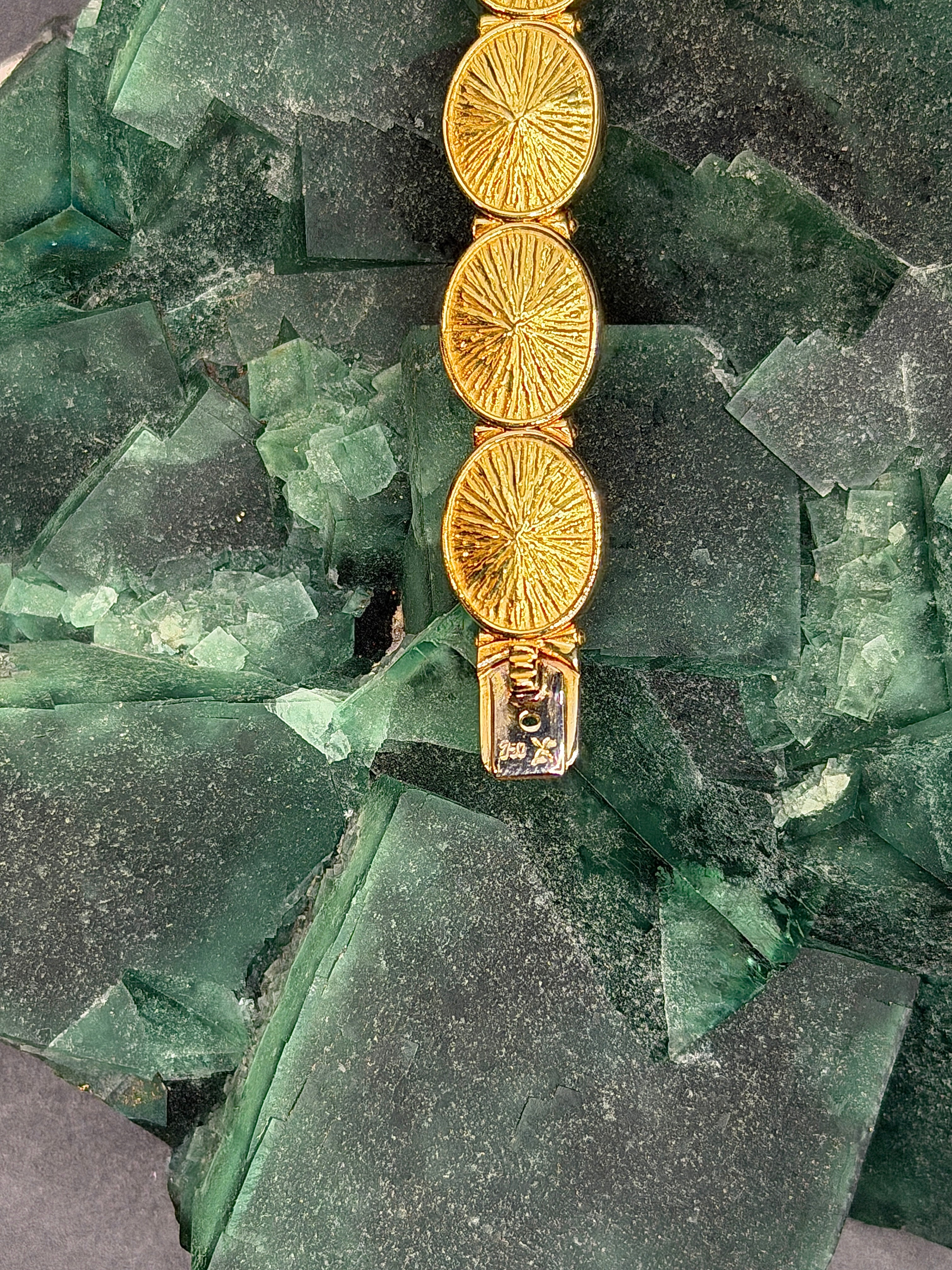 Solid designer bracelet by Fries Arauner in 18 karat (750) yellow gold