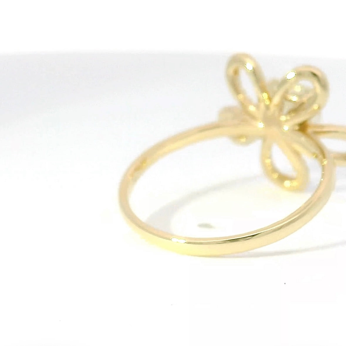 Besonderer Ring in 14 Karat Gelbgold mit Einkaräter & Brillanten