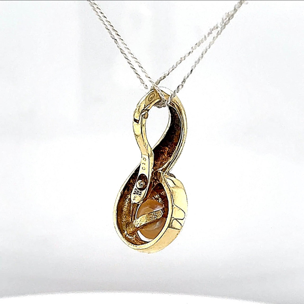 Eleganter Vintage-Anhänger in 14 Karat Gelbgold mit Brillant und Akoya-Perle