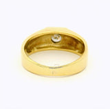 Massiver Solitär Ring in 14 Karat Gelbgold mit lebhaften Brillant