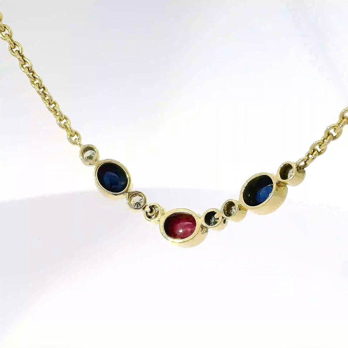 Edles Collier in 18 Karat Gelbgold mit Rubin, Saphiren & Brillanten
