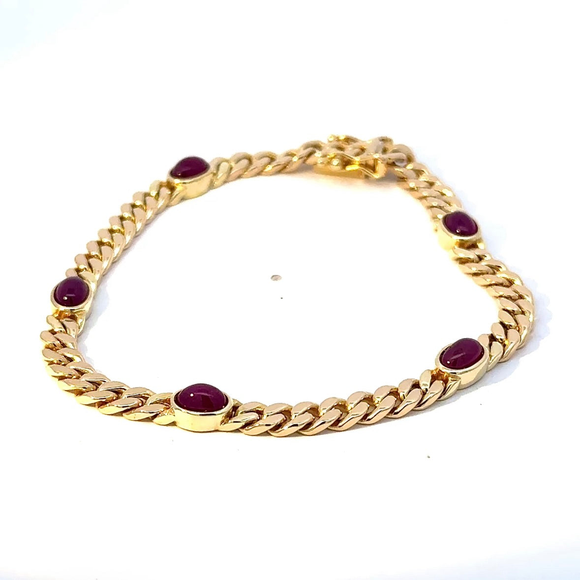Zeitloses Armband in 14 Karat Gelbgold mit Rubin-Cabochons