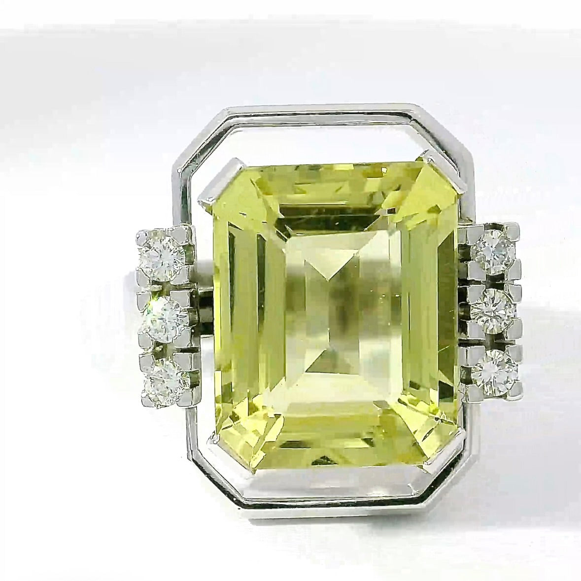One-of-a-kind ring in 18 karat white gold with lemon quartz & brilliant-cut diamonds