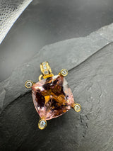 Hochfeiner Morganit Anhänger in 14 Karat Gelbgold mit Brillanten - Handarbeit