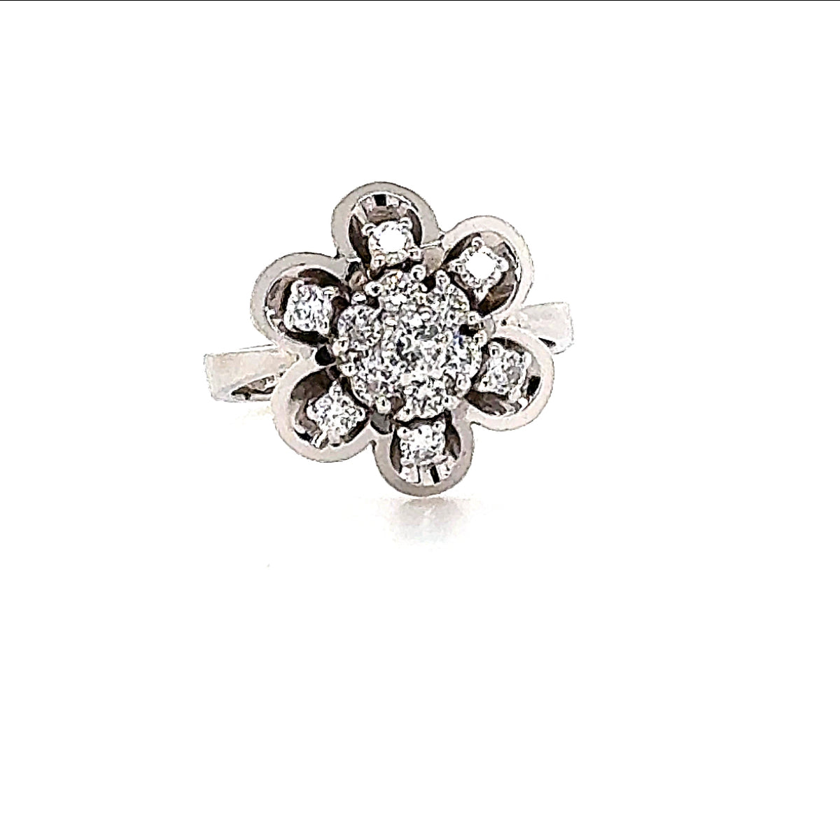 Dekorativer Blumen-Ring in 14 Karat Weißgold mit lebhaften Brillanten