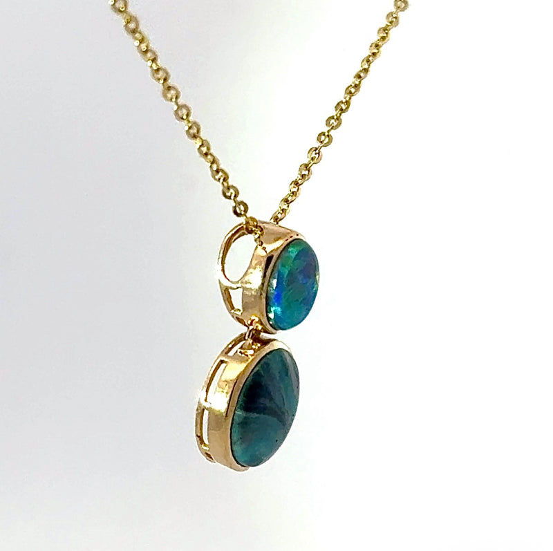 Eleganter Anhänger in 14 Karat Gelbgold mit australischen Opalen