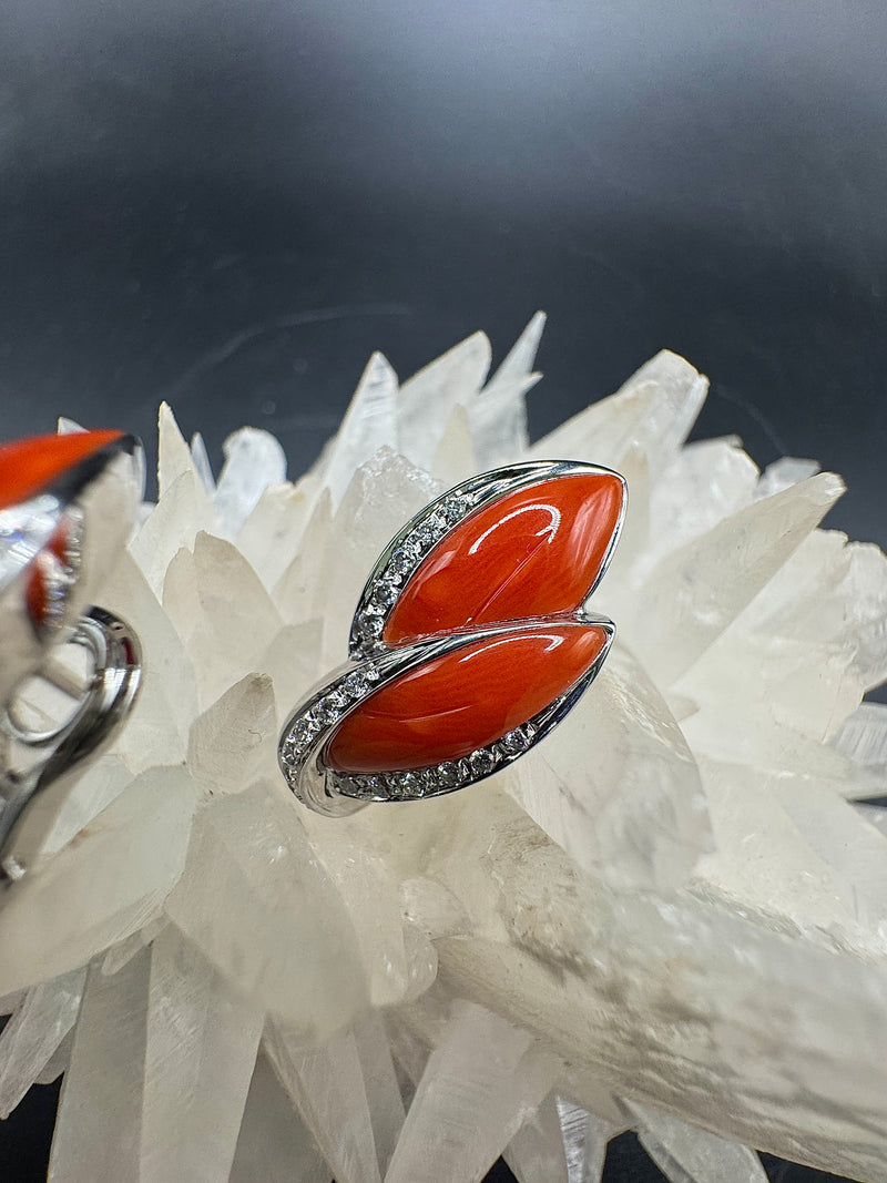 Hochwertige Ohrringe in 18 Karat Weißgold mit handgeschnitzter Koralle