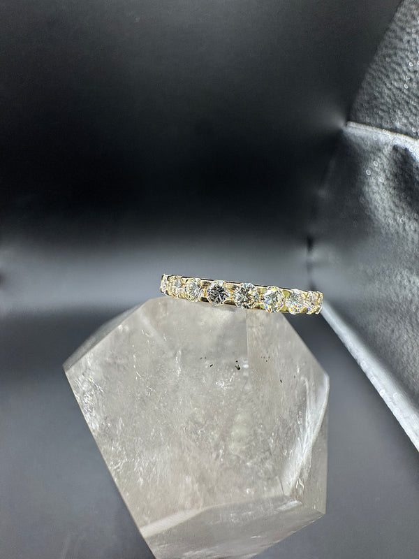 Zeitloser Memory Ring in 14 Karat Gelbgold mit feinen Brillanten
