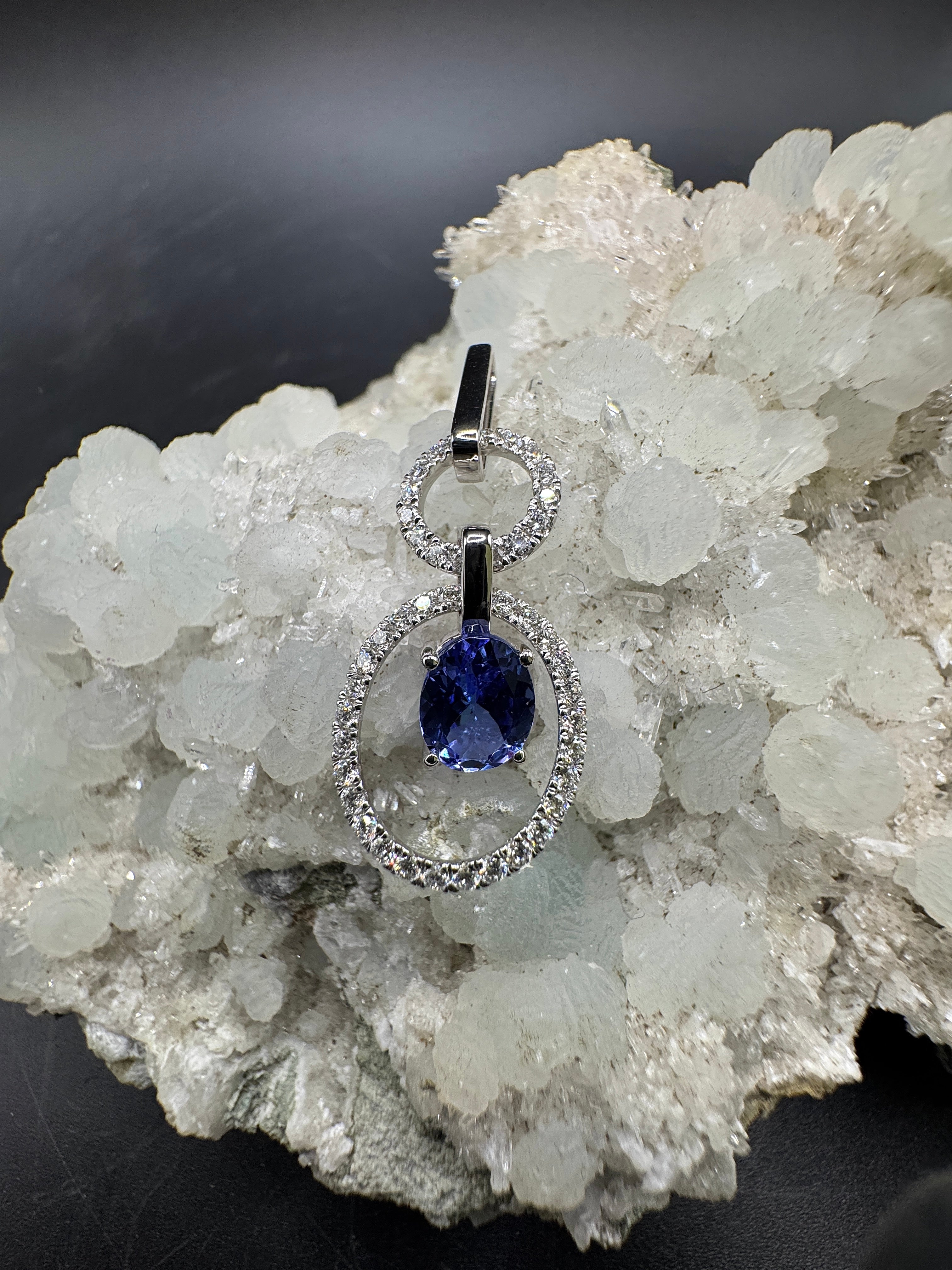 Fancy pendant in 14k white gold with tanzanite & brilliant-cut diamonds