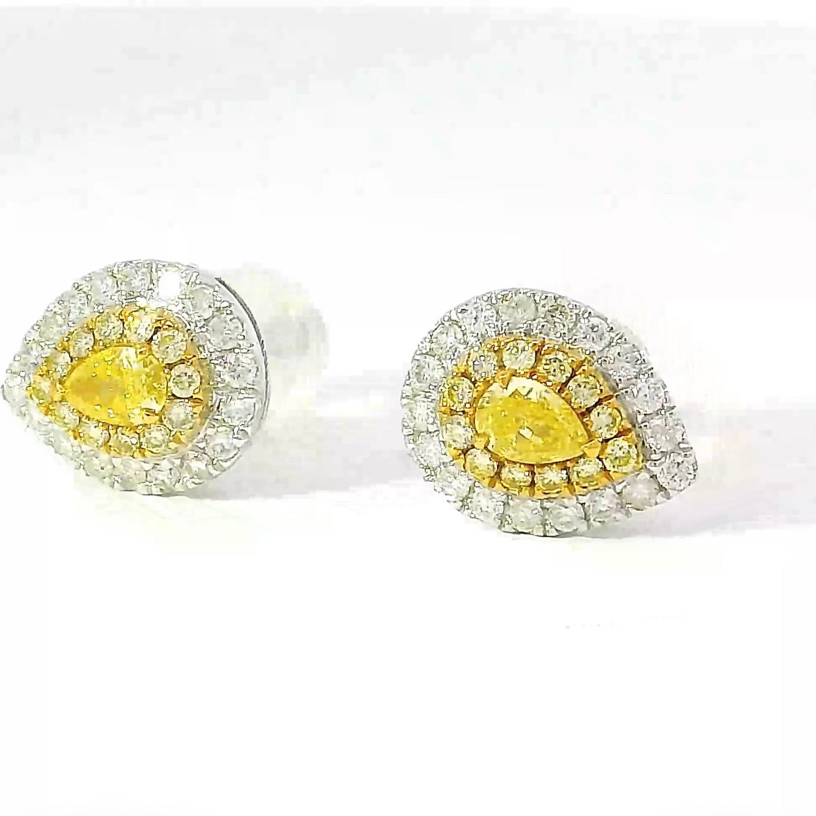 Moderne Brillantstecker in 18 Karat Gelb- und Weißgold mit Fancy Yellow Brillanten