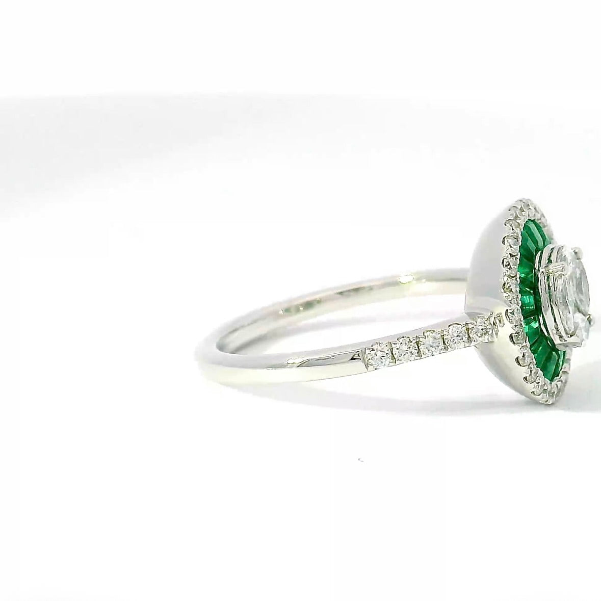 Moderner Ring in 18 Karat Weißgold mit Brillanten & Smaragden