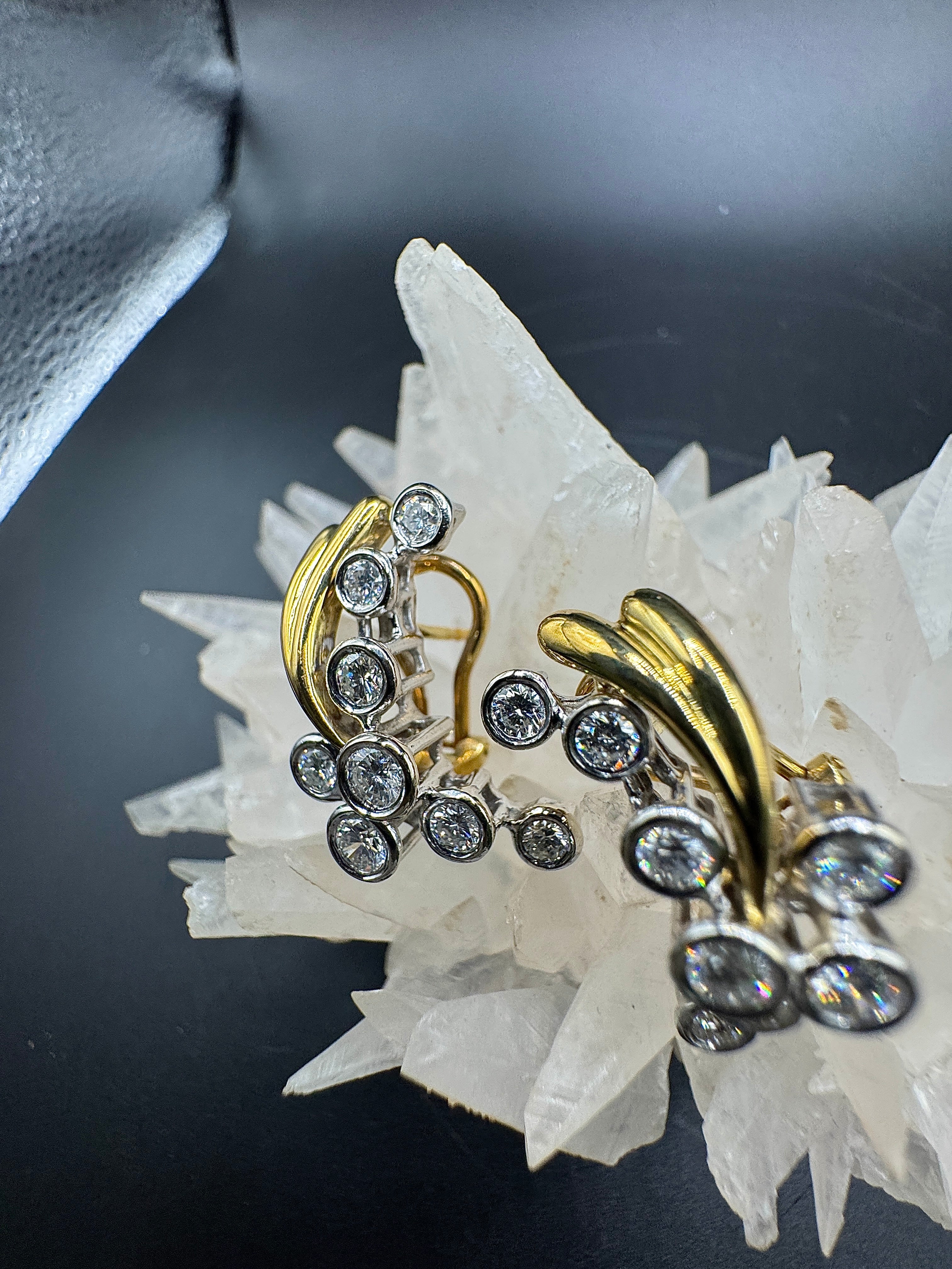 Ausgefallene bicolor Ohrringe in 18 Karat Gold mit feinen Brillanten
