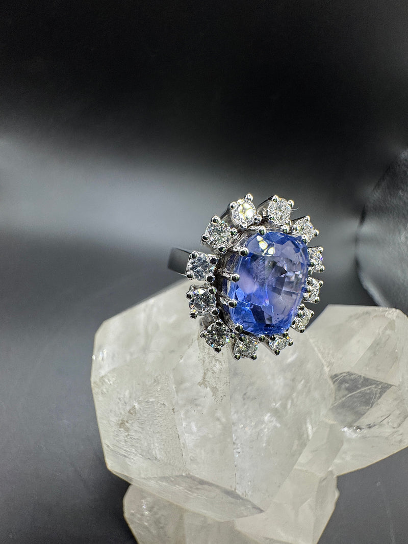 Prunkvoller Entourage Ring in 18 Karat Weißgold mit Saphir & Brillanten