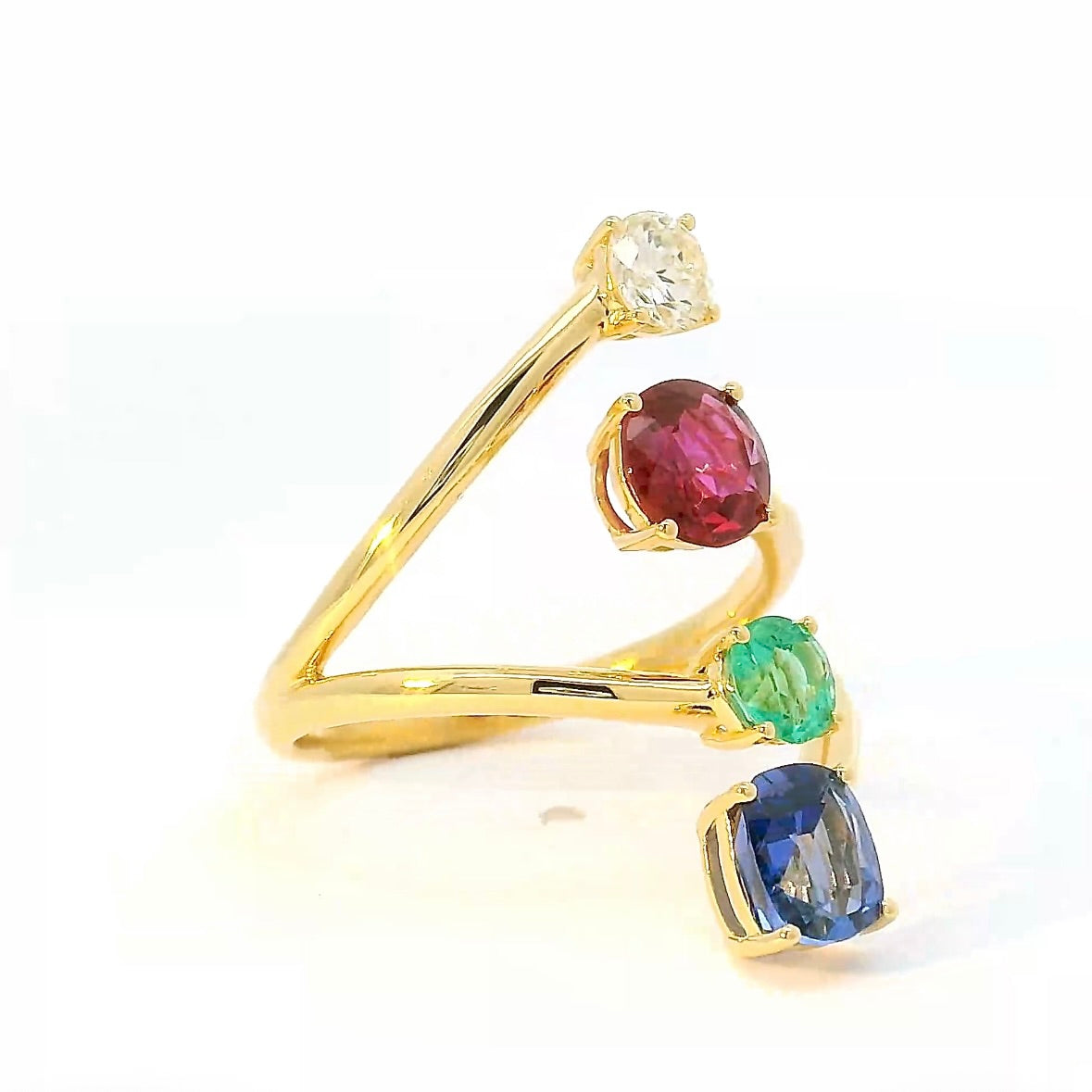 Aufregender Ring in 18 Karat Gelbgold mit Smaragd, Rubin, Saphir und Brillant