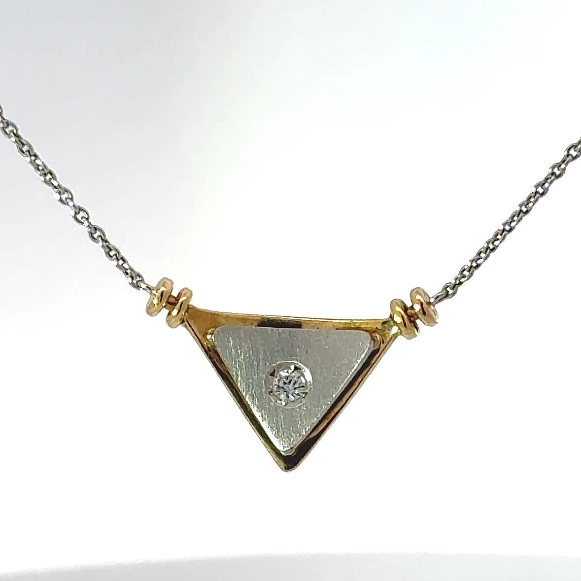 Elegantes Collier in 18 Karat Gelbgold und 950er Platin mit Brillant