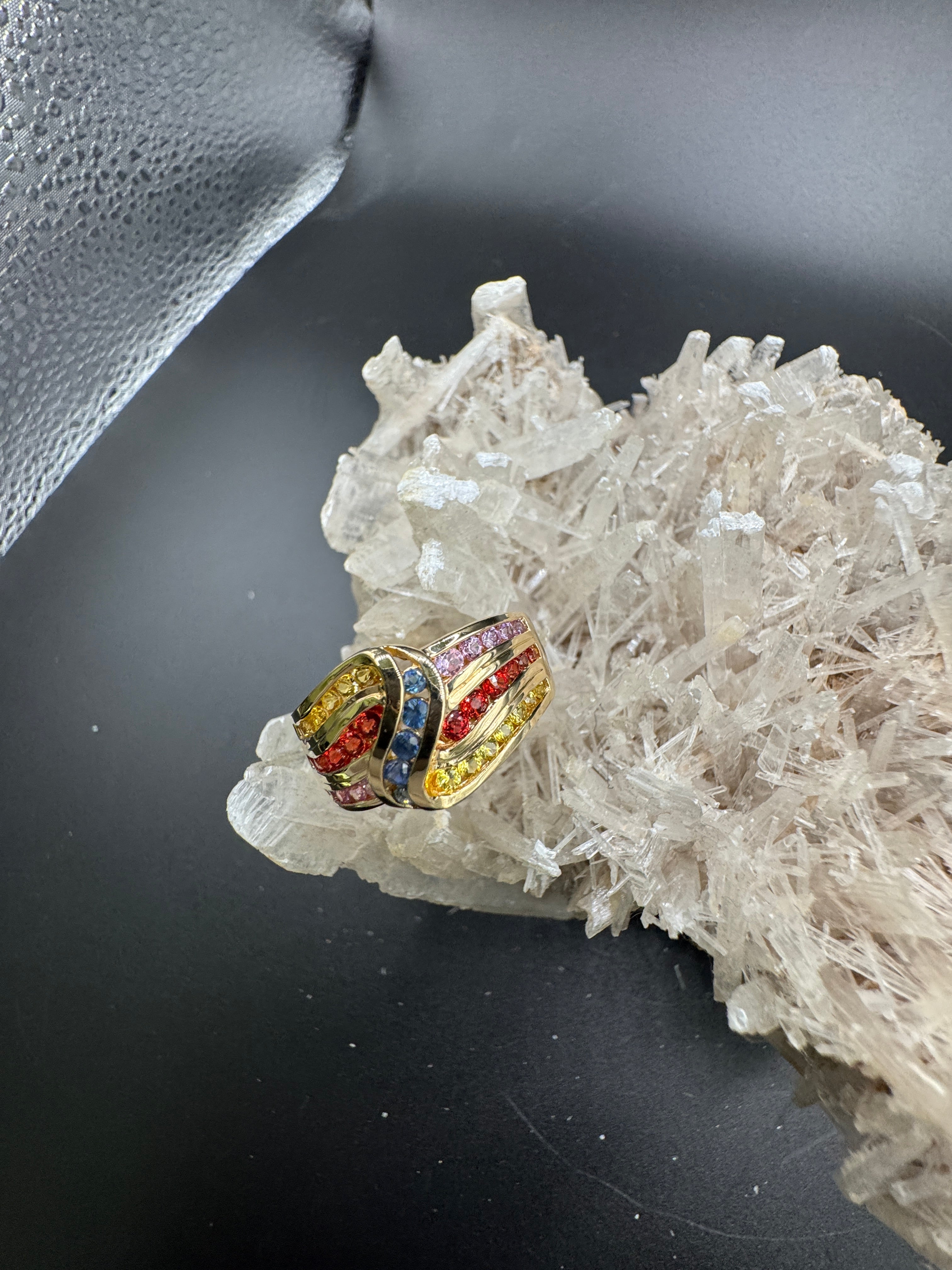 Farbenfroher Ring in 14 Karat Gelbgoldmit Farbsteinen im Wellen-Design