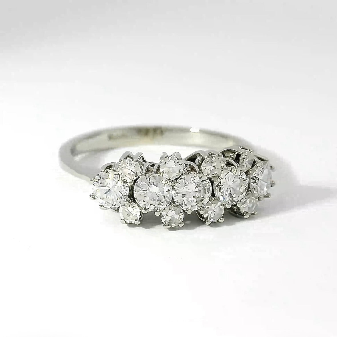 Luminous ring in 18 carat white gold with brilliant-cut & eight-cut diamonds