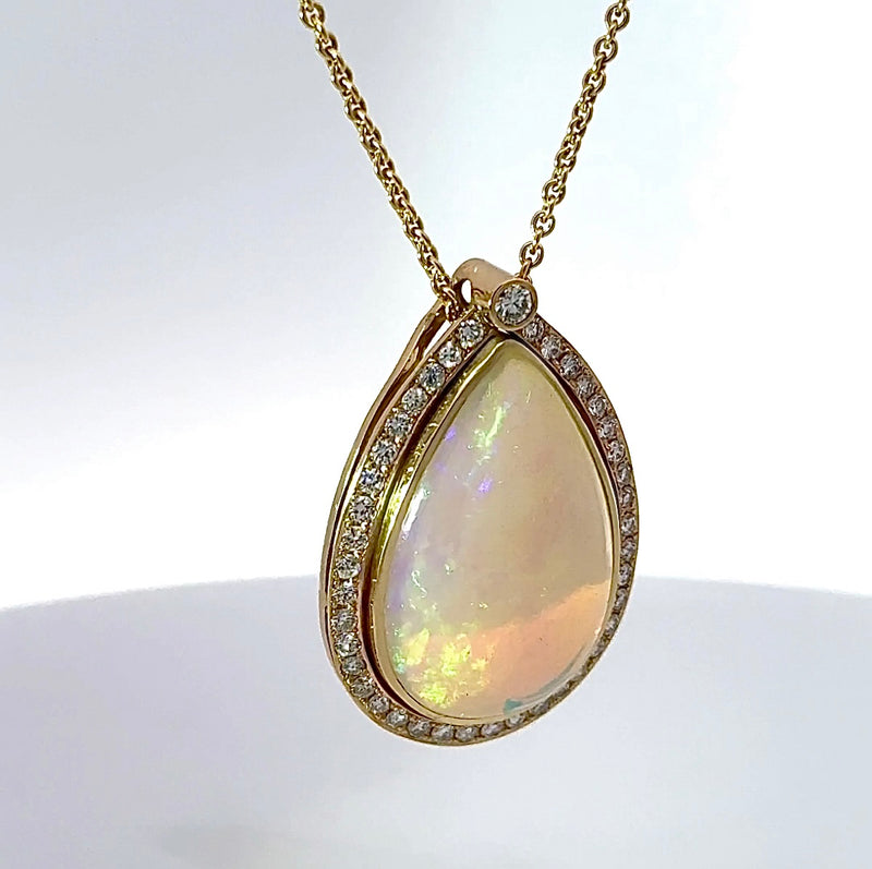 Handgefertigter Anhänger in 14 Karat Gelbgold mit äthiopischem Opal und Brillanten