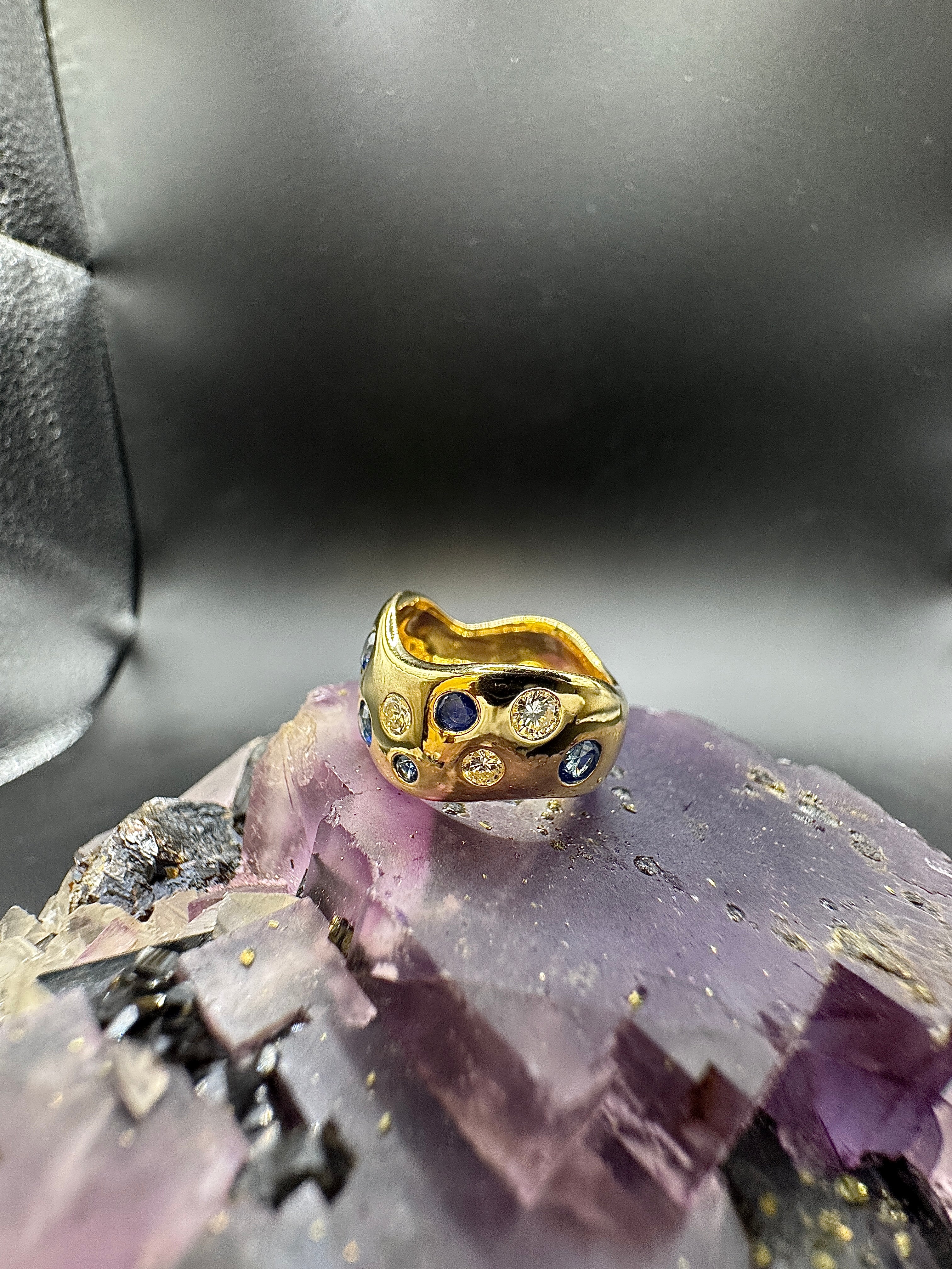 Eleganter Ring in 18 Karat Gelbgold mit Saphiren & Brillanten