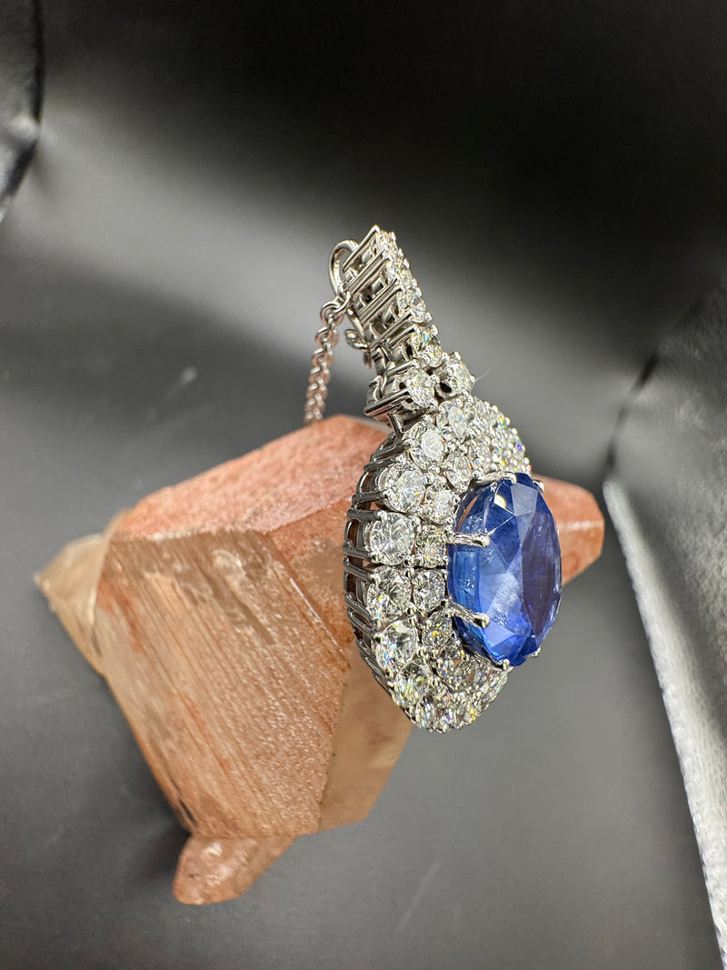 Beeindruckender Saphiranhänger in 18 Karat Weißgold mit über 4 Karat hochfeine Brillanten