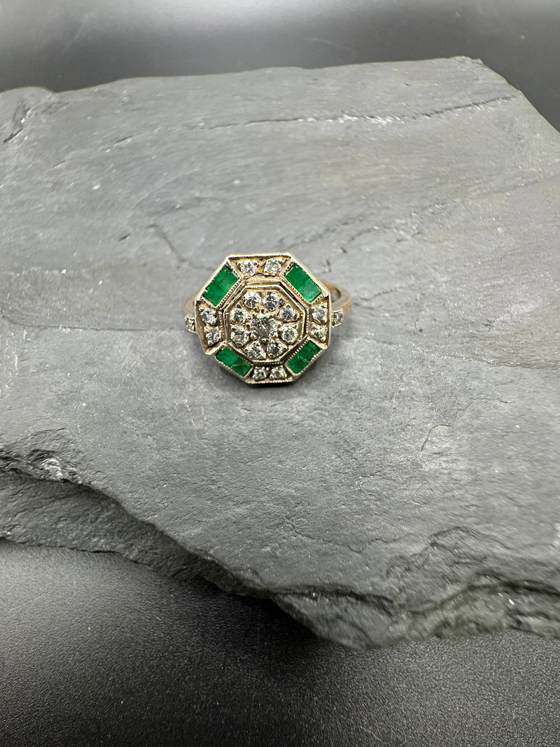 Art-Deco-Ring in 18 Karat Gelb- & Weißgold mit Smaragden & Brillanten