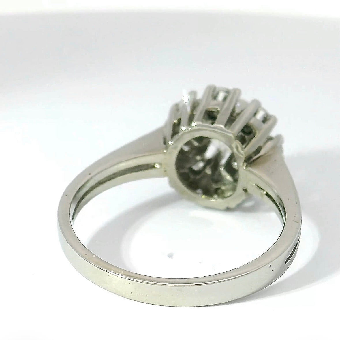 Zeitloser Entourage-Ring in 14 Karat Weißgold mit lebhaften Brillanten