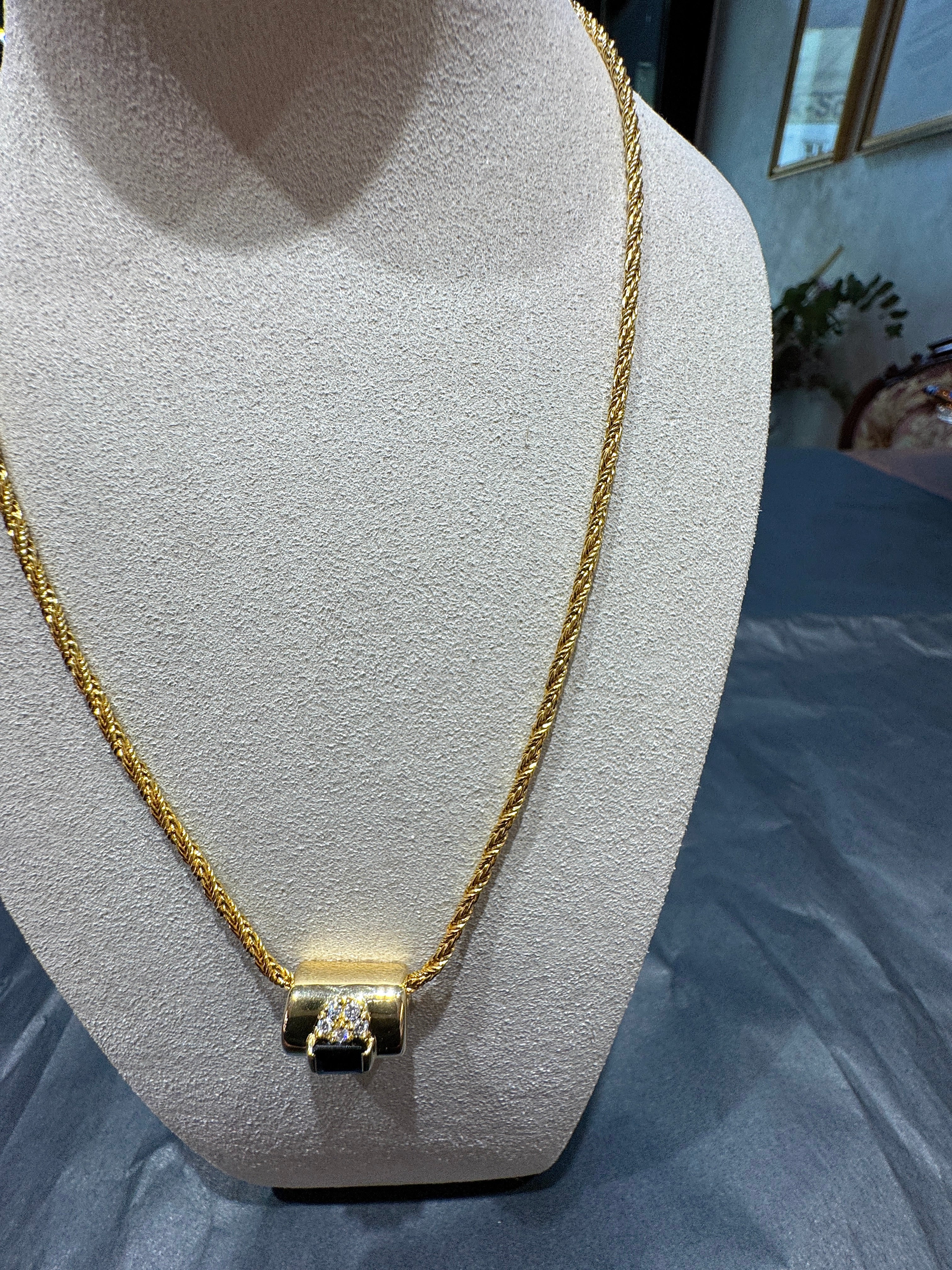 High-quality Goldbaur jewelry piece in 18K yellow gold with sapphire & diamonds
