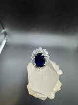 Hochwertiger Ring in 18 Karat Weißgold mit blauem Saphir & Brillanten