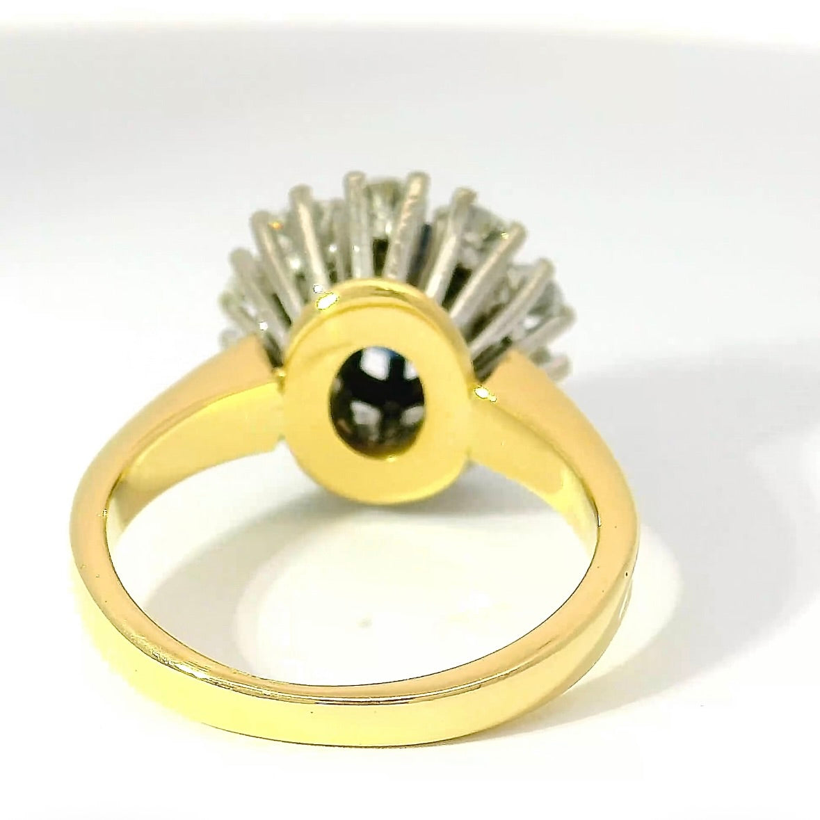High-quality ring in 18 carat yellow & white gold with sapphire & brilliant-cut diamonds