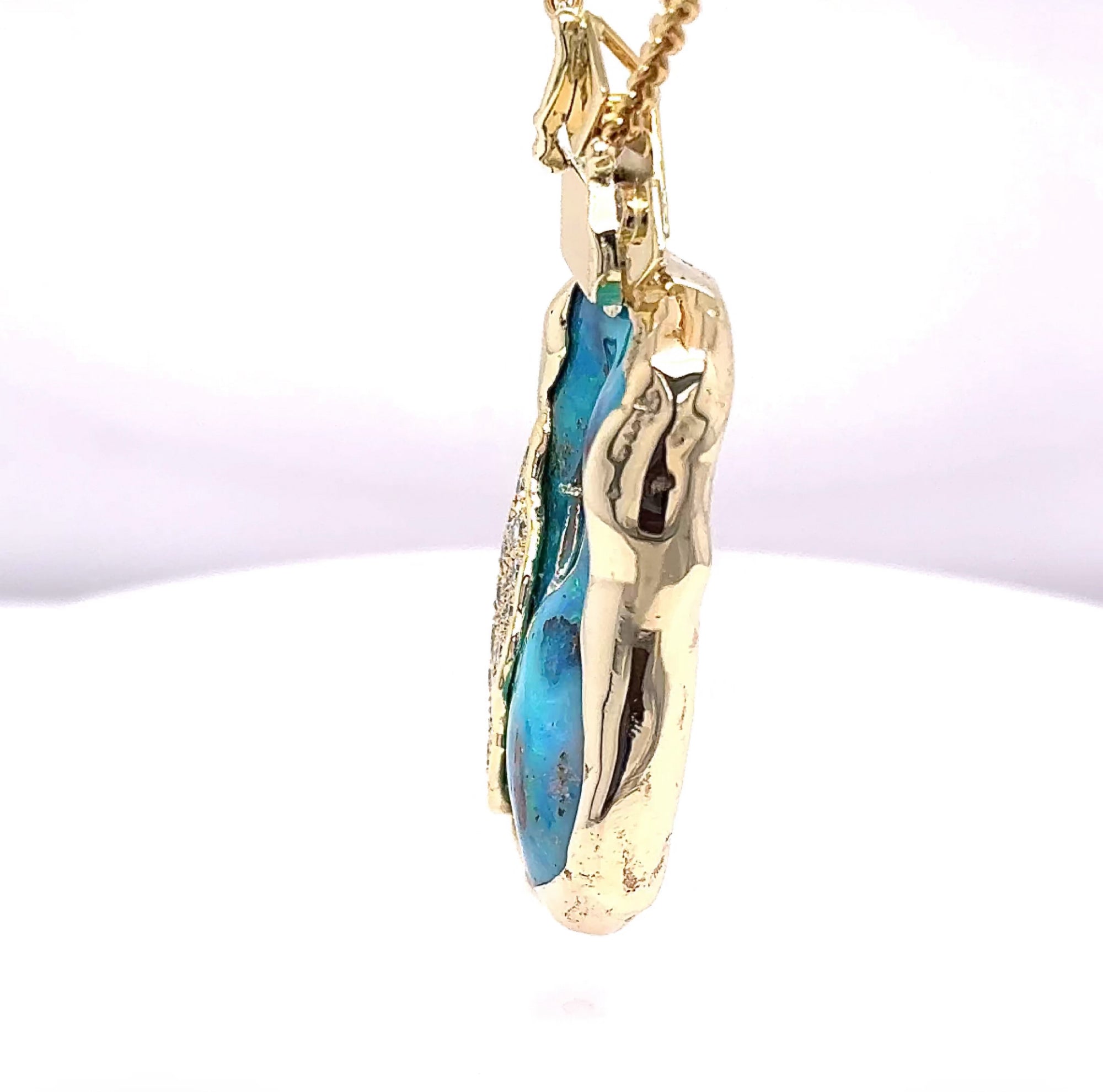 Handgefertigter Anhänger in 14 Karat Gelbgold mit australischem Opal & Brillanten