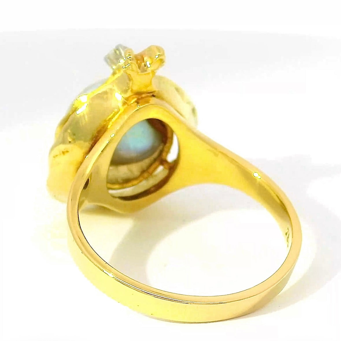 Handgefertigter Ring in 18 Karat Gelbgold mit besonderer Perle & Brillant