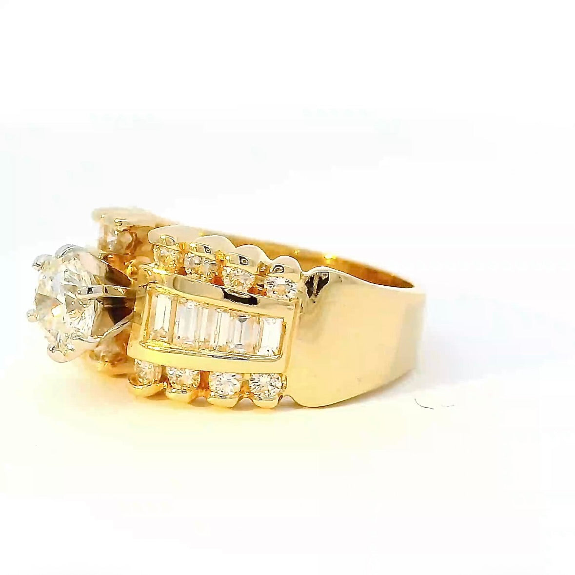 Dominanter Solitär Ring in 14 Karat Gelbgold mit Brillanten & Diamant-Baguettes