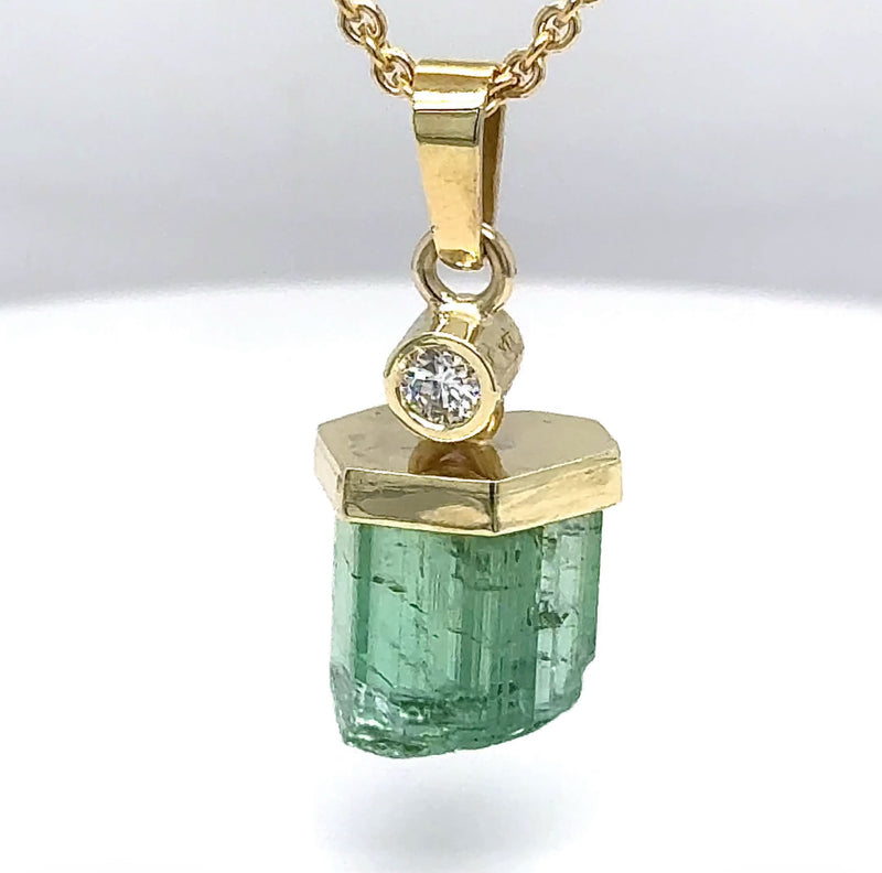 Stilvoller Turmalin Anhänger in 14 Karat Gelbgold mit feinen Brillant - Handarbeit